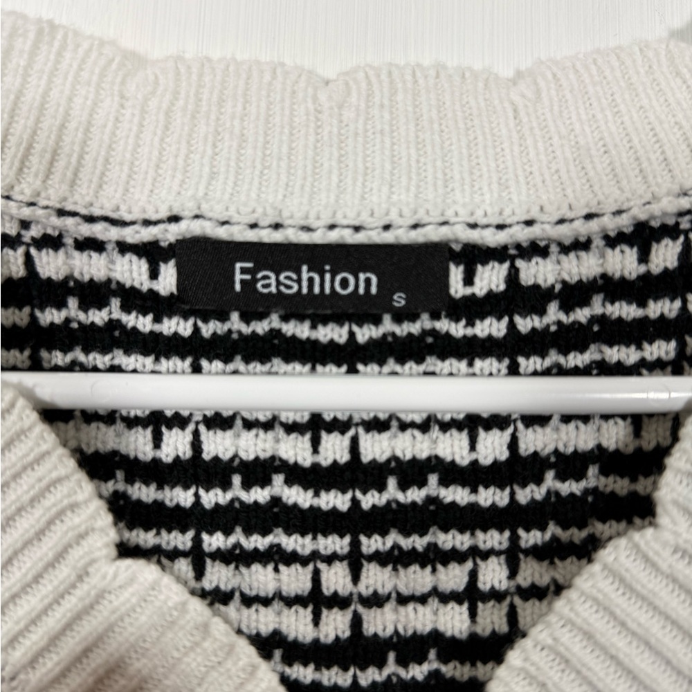 Fashion Size Small Black and White Sleeveless Sweater Vest - Picture 2 of 9